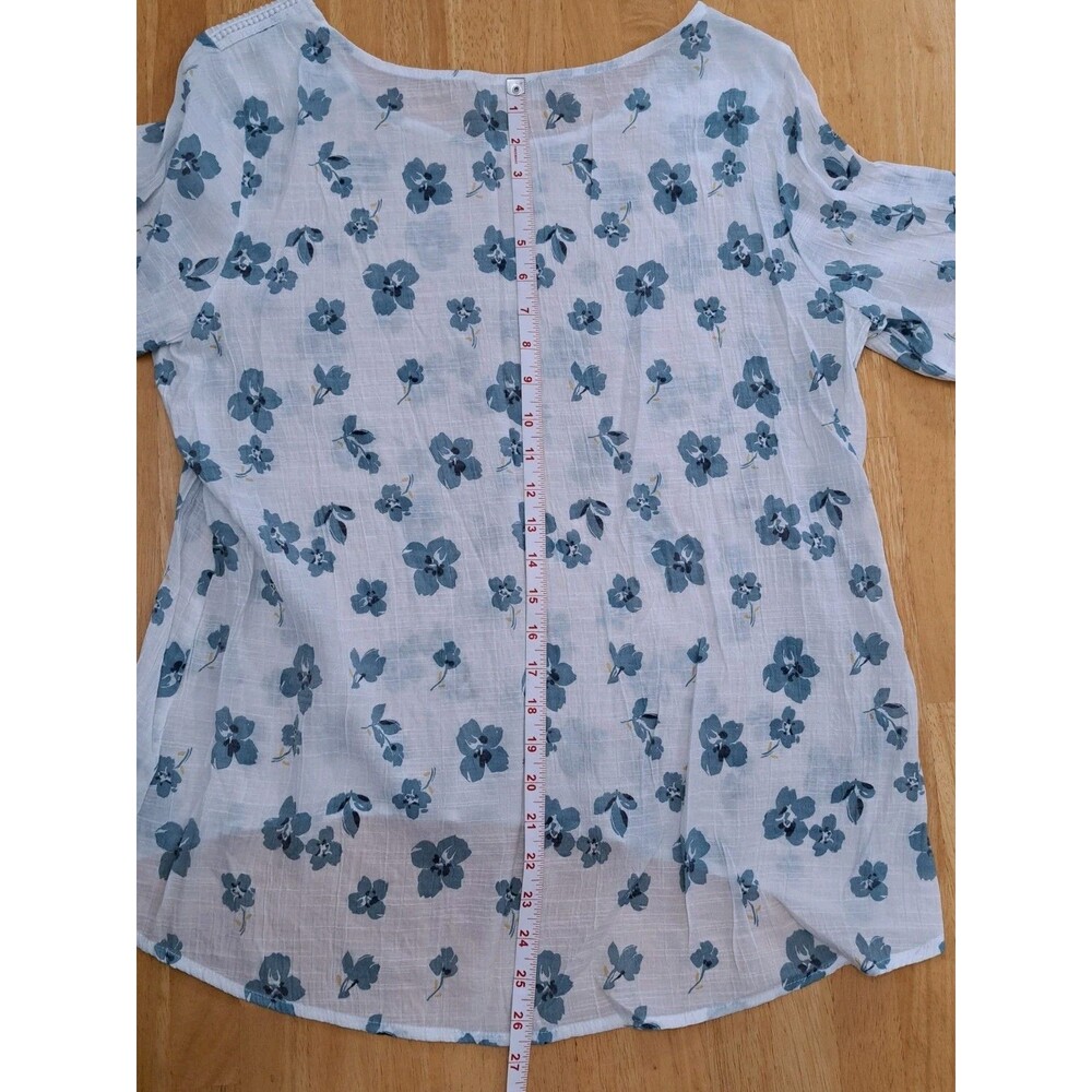 Hope & Harlow Women's Scoop Neck White and Blue Floral Top w/ Lace Accent Size L - Picture 10 of 10